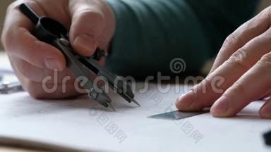 建筑师`办公桌：图纸，卷尺，直尺等绘图工具.. 工程师配合图纸，特写..